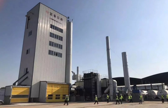 2018年10月12日，來自全國各地的筑養(yǎng)路行業(yè)專家、高?？蒲袑W者等150余人，蒞臨豐城綜合養(yǎng)護中心，現(xiàn)場觀摩全環(huán)保瀝青攪拌設(shè)備及各類環(huán)保裝置。